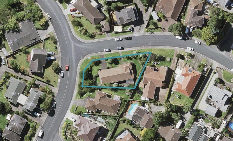 16 Landsberg Way, Windsor Park, Auckland - Carousel 1