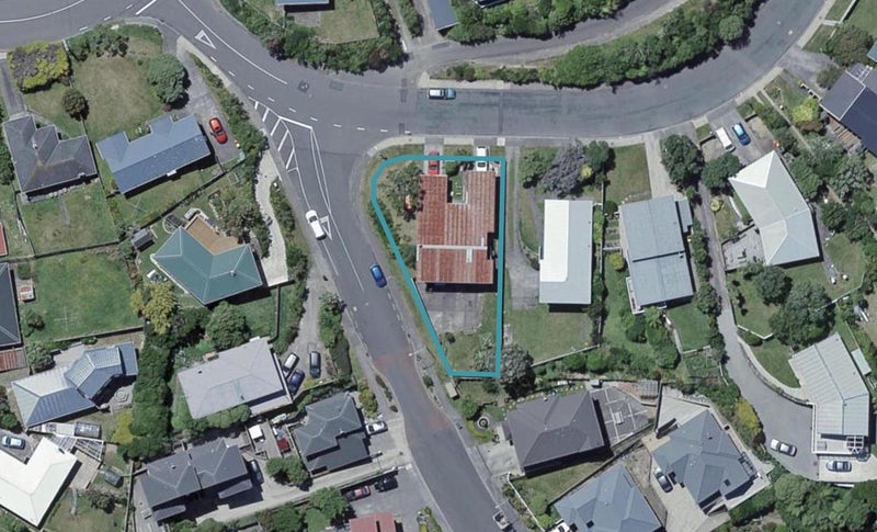 8 Somes Crescent, Newlands, Wellington - Carousel 1