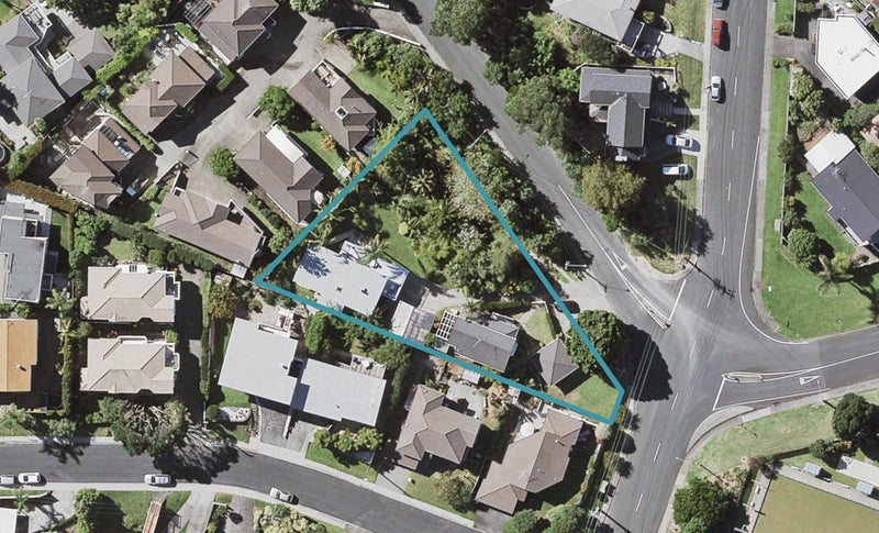 2/2 Heathcote Road, Castor Bay, Auckland - Carousel 1
