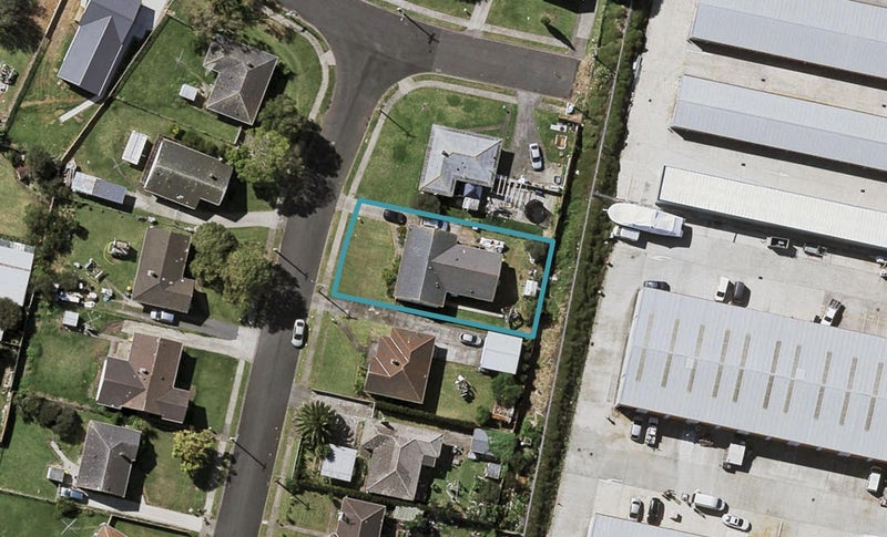 43 Featherston Crescent, Otara, Auckland - Carousel 1
