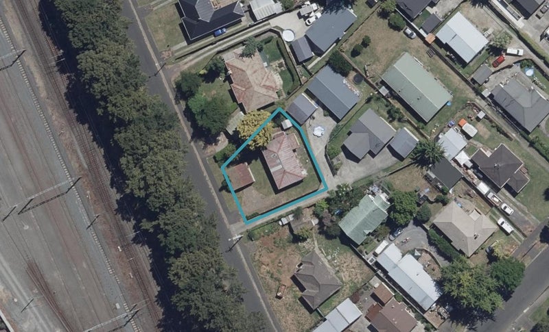 8 Tui Avenue, Forest Lake, Hamilton - Carousel 1