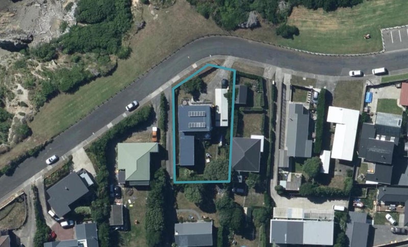 11 Terrace Road, Titahi Bay, Porirua - Carousel 1