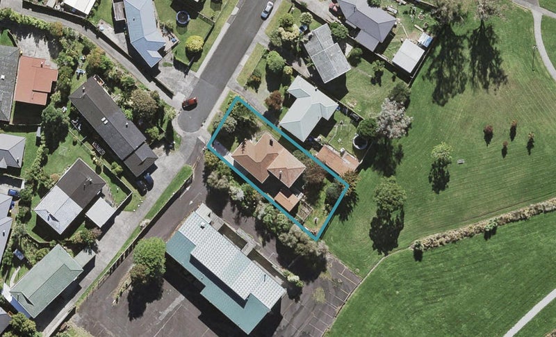 36 Kirrie Avenue, Te Atatu South, Auckland - Carousel 1