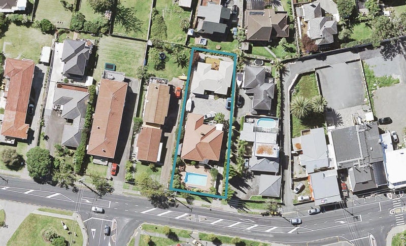 1/609 Beach Road, Rothesay Bay, Auckland - Carousel 1
