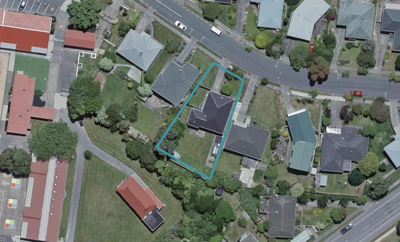 68 Raroa Terrace, Tawa, Wellington - Carousel 1