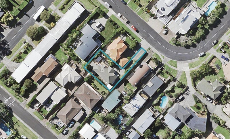 41 Castor Bay Road, Castor Bay, Auckland - Carousel 1