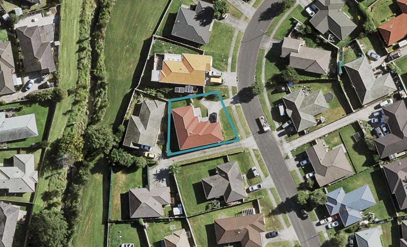 11 Loughinisland Place, Weymouth, Auckland - Carousel 1