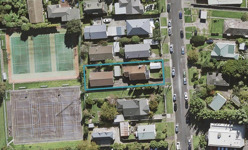 1/16 Gladstone Road, Northcote, Auckland - Carousel 1