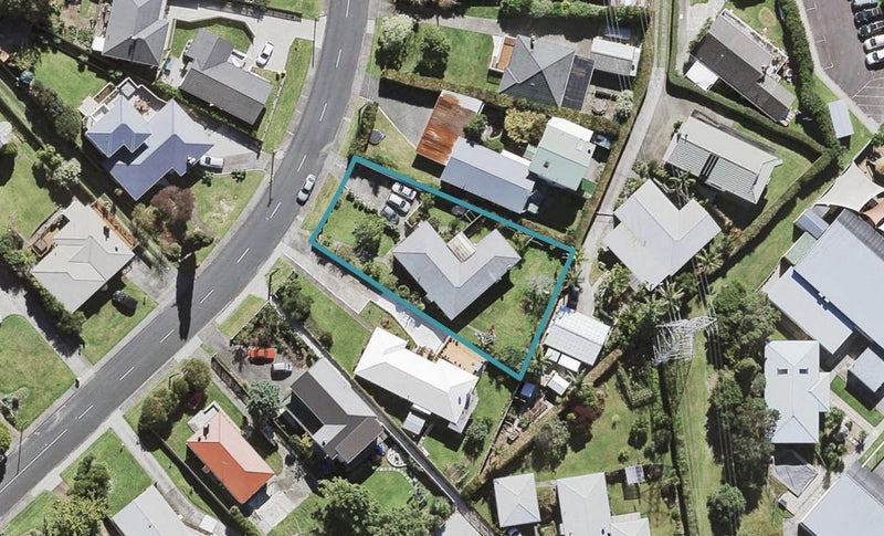 35 Tiroroa Avenue, Te Atatu South, Auckland - Carousel 1