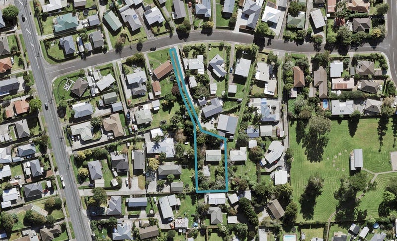10 Brennan Avenue, Te Atatu Peninsula, Auckland - Carousel 1