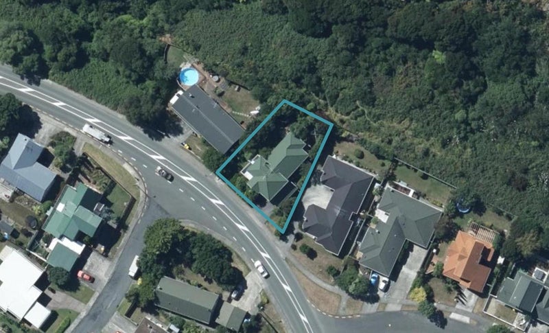 33 Grays Road, Camborne, Porirua - Carousel 1