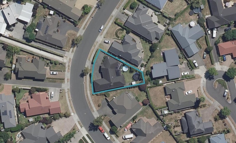 55 St James Drive, Huntington, Hamilton - Carousel 1
