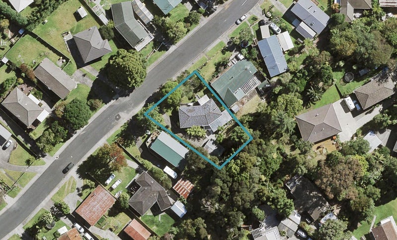 8 Staincross Street, Green Bay, Auckland - Carousel 1