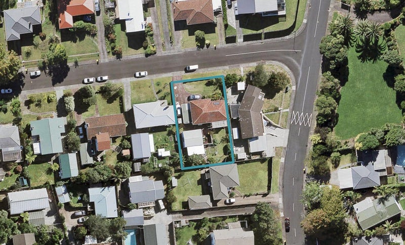 19 Grimshaw Place, Henderson, Auckland - Carousel 1
