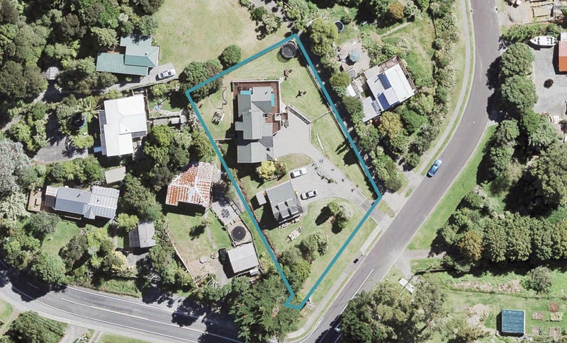 2 Laingfield Terrace, Laingholm, Auckland - Carousel 1