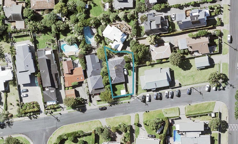 1 Beulah Avenue, Rothesay Bay, Auckland - Carousel 1