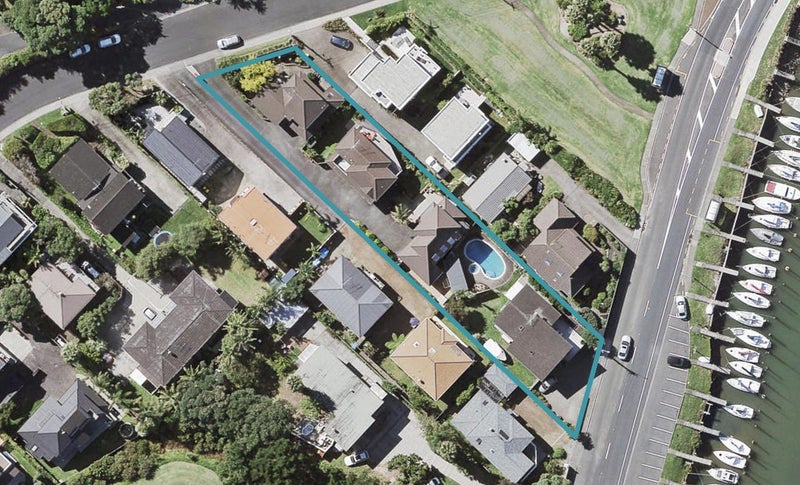 2/4 Commodore Parry Road, Castor Bay, Auckland - Carousel 1