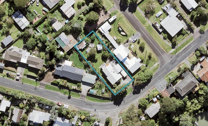 14 Ferry Parade, Herald Island, Auckland - Carousel 1