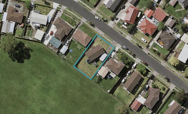 11 Dillon Crescent, Clover Park, Auckland - Carousel 1