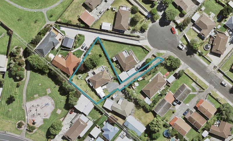 32 Silverstone Place, Henderson, Auckland - Carousel 1