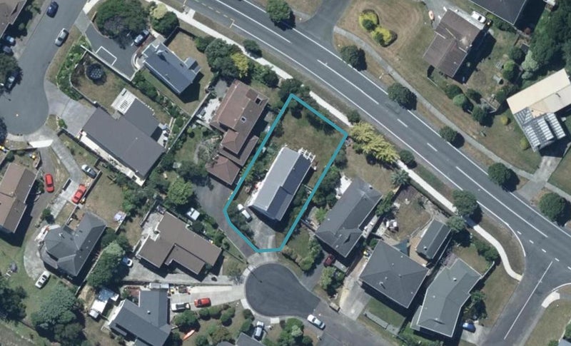 8 Barque Crescent, Whitby, Porirua - Carousel 1