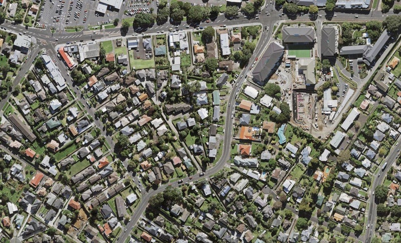 14 Warren Avenue, Three Kings, Auckland - Carousel 1