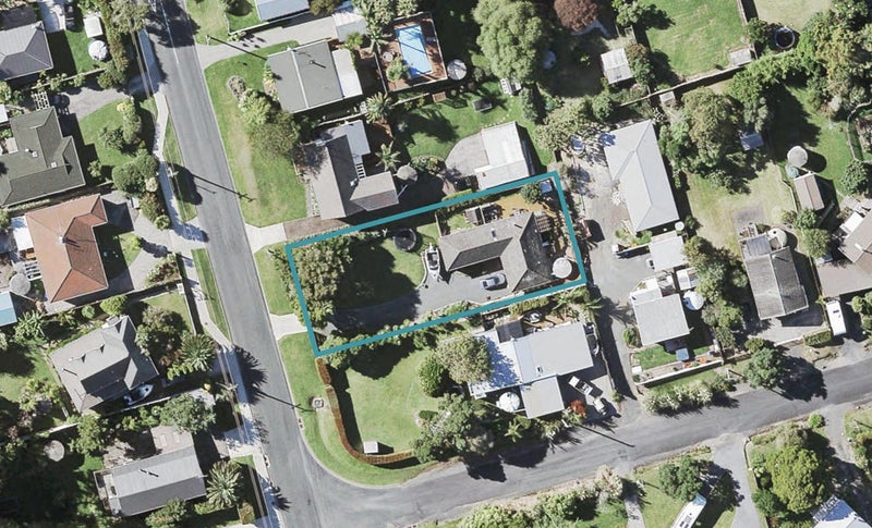 13 Sunkist Bay Road, Beachlands, Auckland - Carousel 1
