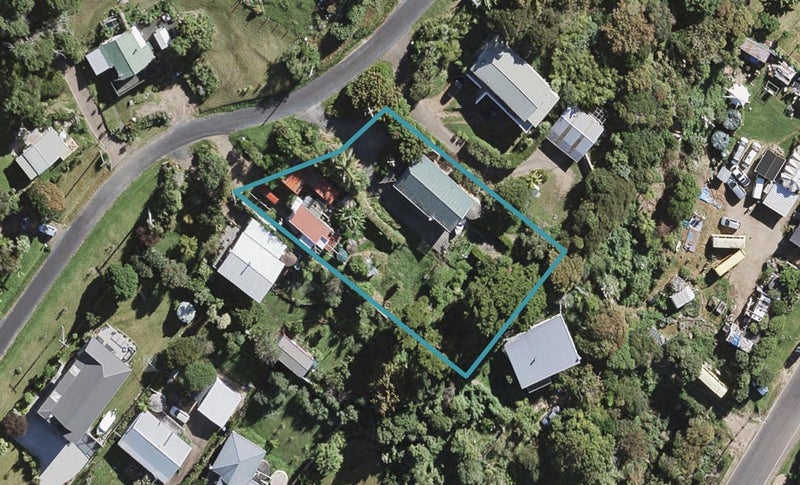 4B Beresford Avenue, Surfdale, Waiheke Island - Carousel 1