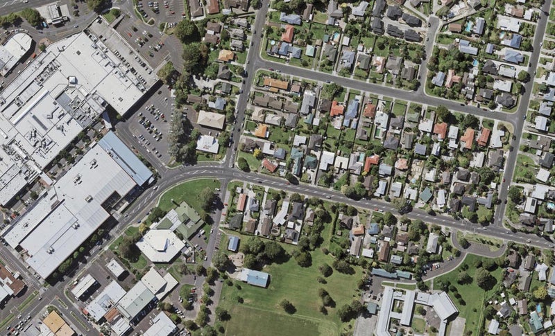 10/2 Reeves Road, Pakuranga, Auckland - Carousel 1