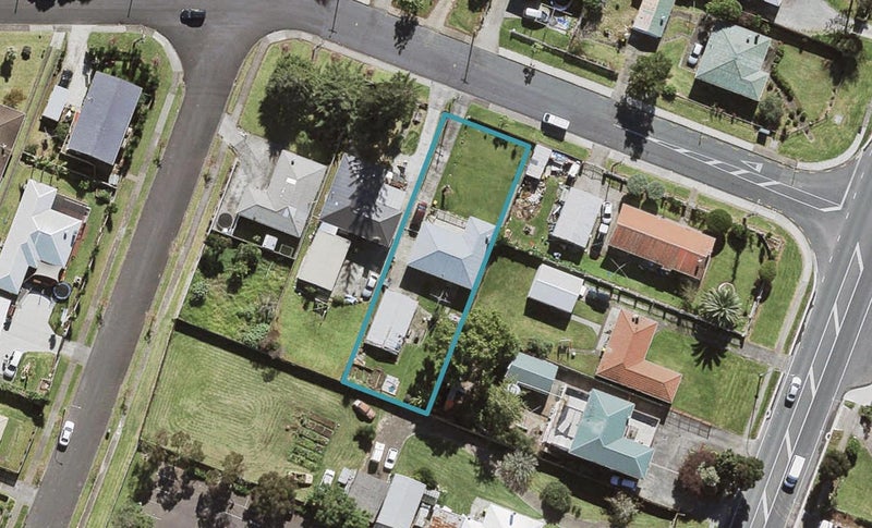 4 Tarata Crescent, Mangere Bridge, Auckland - Carousel 1