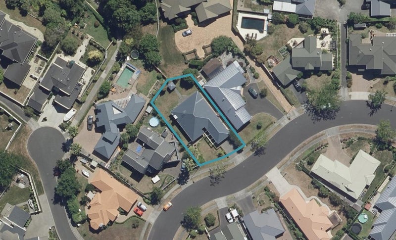 27 Montrose Crescent, Huntington, Hamilton - Carousel 1