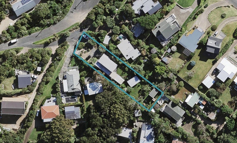 40 Queens Drive, Oneroa, Waiheke Island - Carousel 1