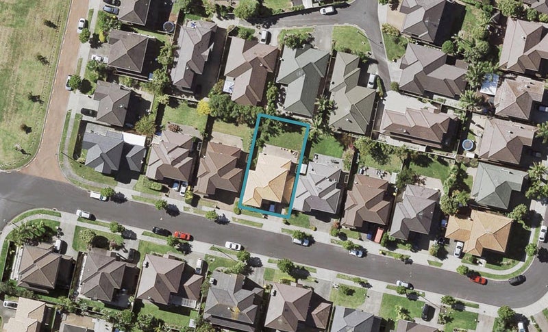 8 Bridgefield Crescent, Flat Bush, Auckland - Carousel 1