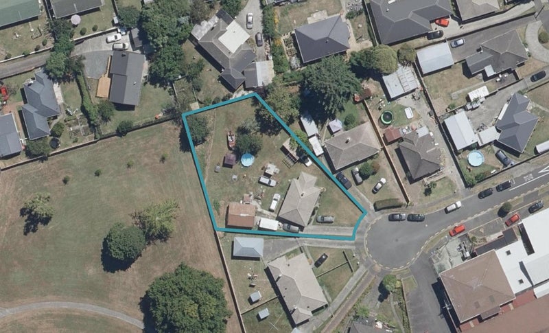 10 Searancke Place, Fairfield, Hamilton - Carousel 1
