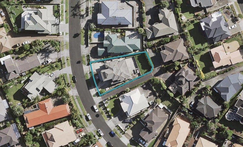 28 Ribbonwood Crescent, Goodwood Heights, Auckland - Carousel 1