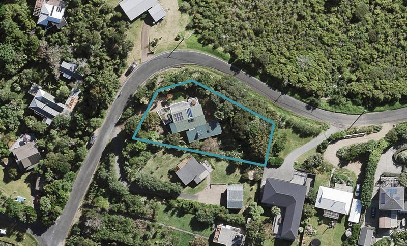 18 Queens Drive, Oneroa, Waiheke Island - Carousel 1