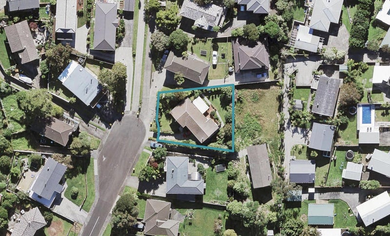 9 Halcombe Place, Green Bay, Auckland - Carousel 1