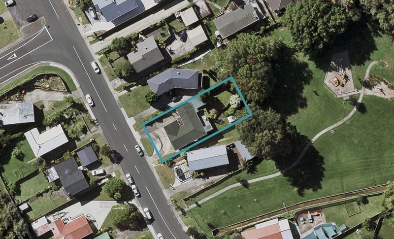 41 Totaravale Drive, Totara Vale, Auckland - Carousel 1