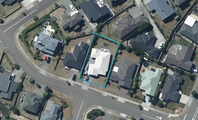 8 Aspiring Terrace, Aotea, Porirua - Carousel 1
