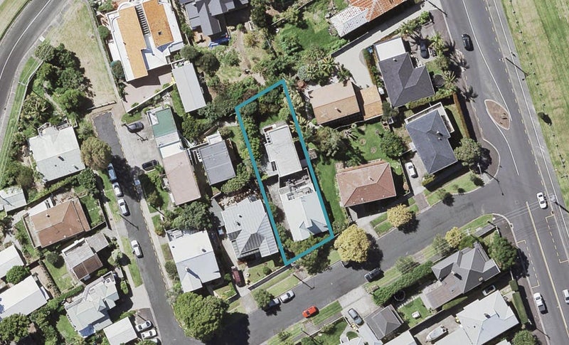 2/4 Turnbull Road, Narrow Neck, Auckland - Carousel 1