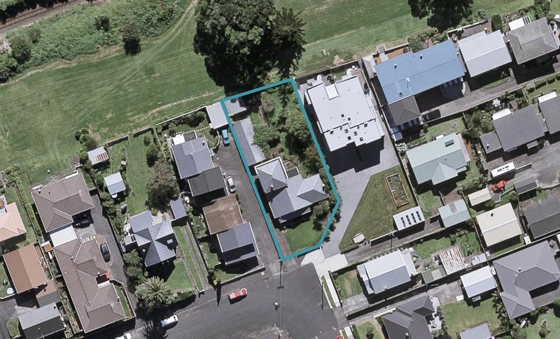2 Birdwood Avenue, Moturoa, New Plymouth - Carousel 1