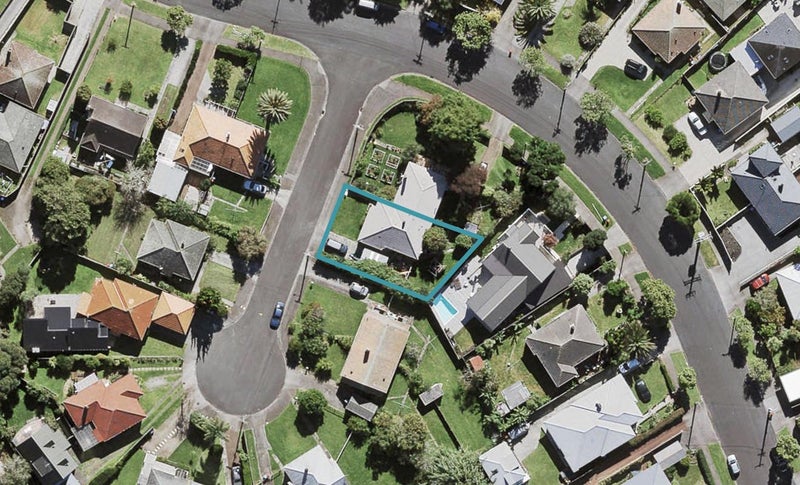 4 Kettle Street, Point Chevalier, Auckland - Carousel 1