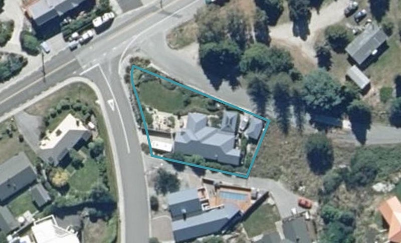 2 Balmoral Drive, Kelvin Heights, Queenstown - Carousel 1