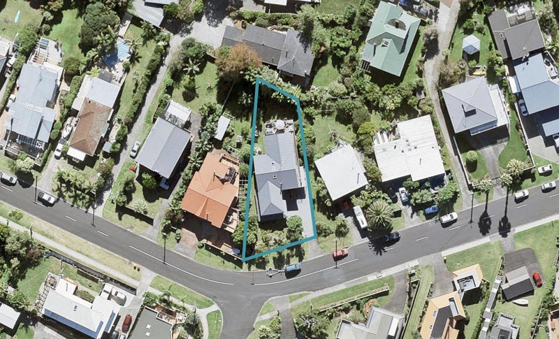 21 Ellangowan Road, Waiake, Auckland - Carousel 1