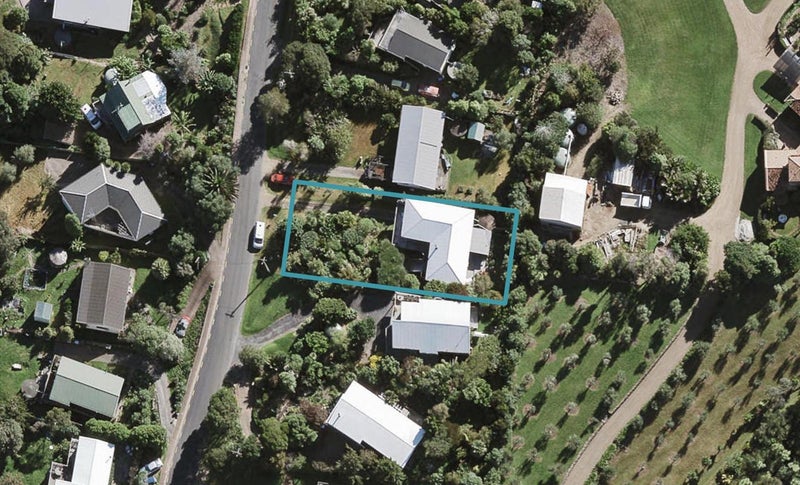 52 Jellicoe Parade, Surfdale, Waiheke Island - Carousel 1