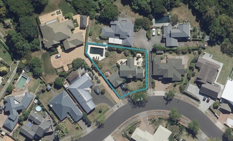 33 Montrose Crescent, Huntington, Hamilton - Carousel 1