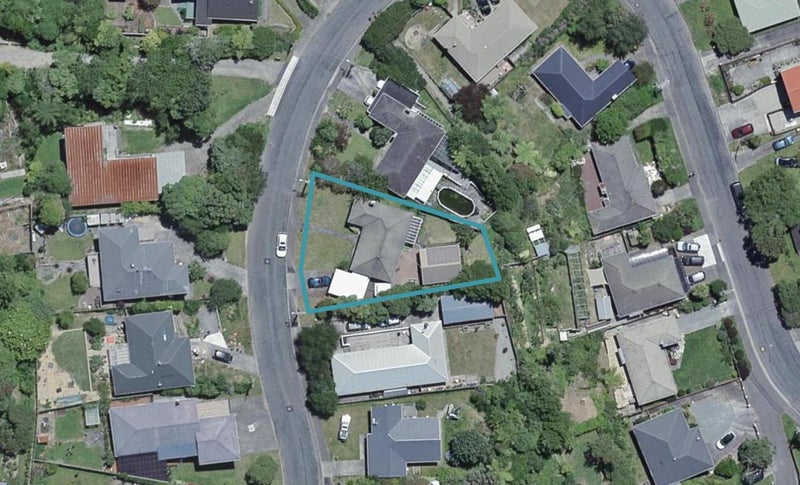 61 Kiwi Crescent, Tawa, Wellington - Carousel 1