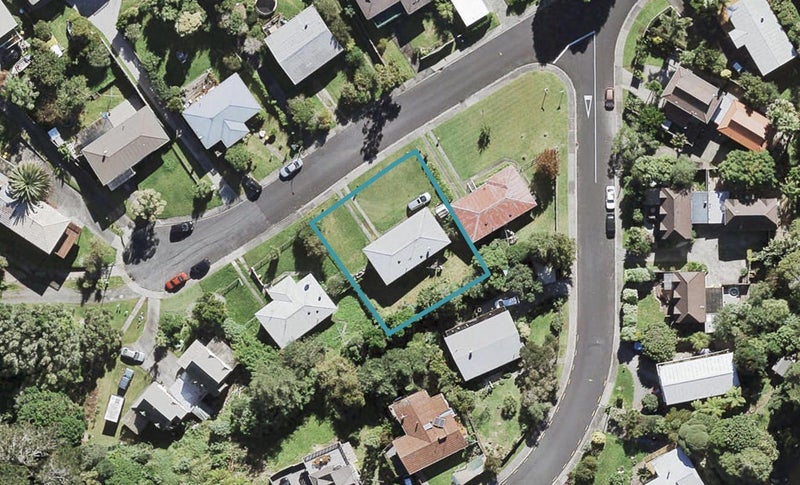10 Sispara Place, Beach Haven, Auckland - Carousel 1