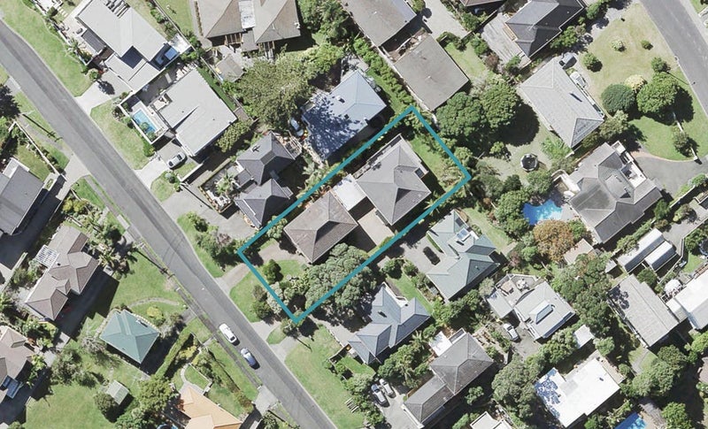 2/7 Scarboro Terrace, Murrays Bay, Auckland - Carousel 1