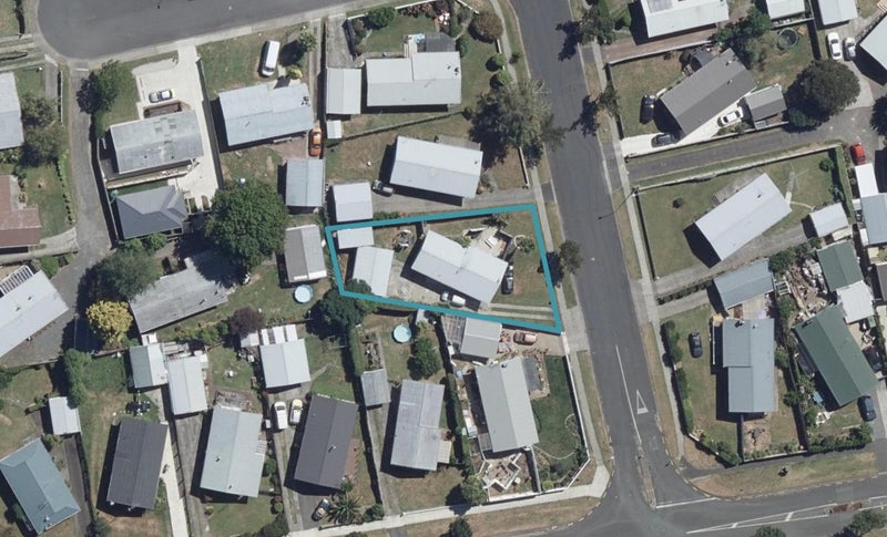11 Rhonda Avenue, Deanwell, Hamilton - Carousel 1